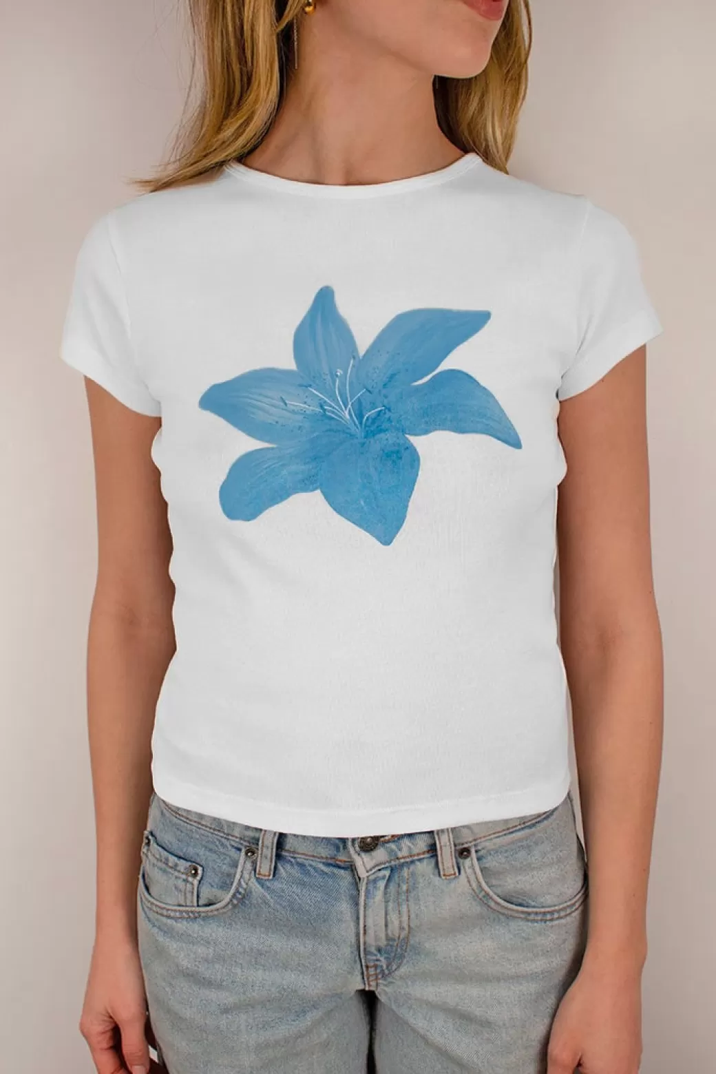 Subdued Camiseta Flower< Graphics