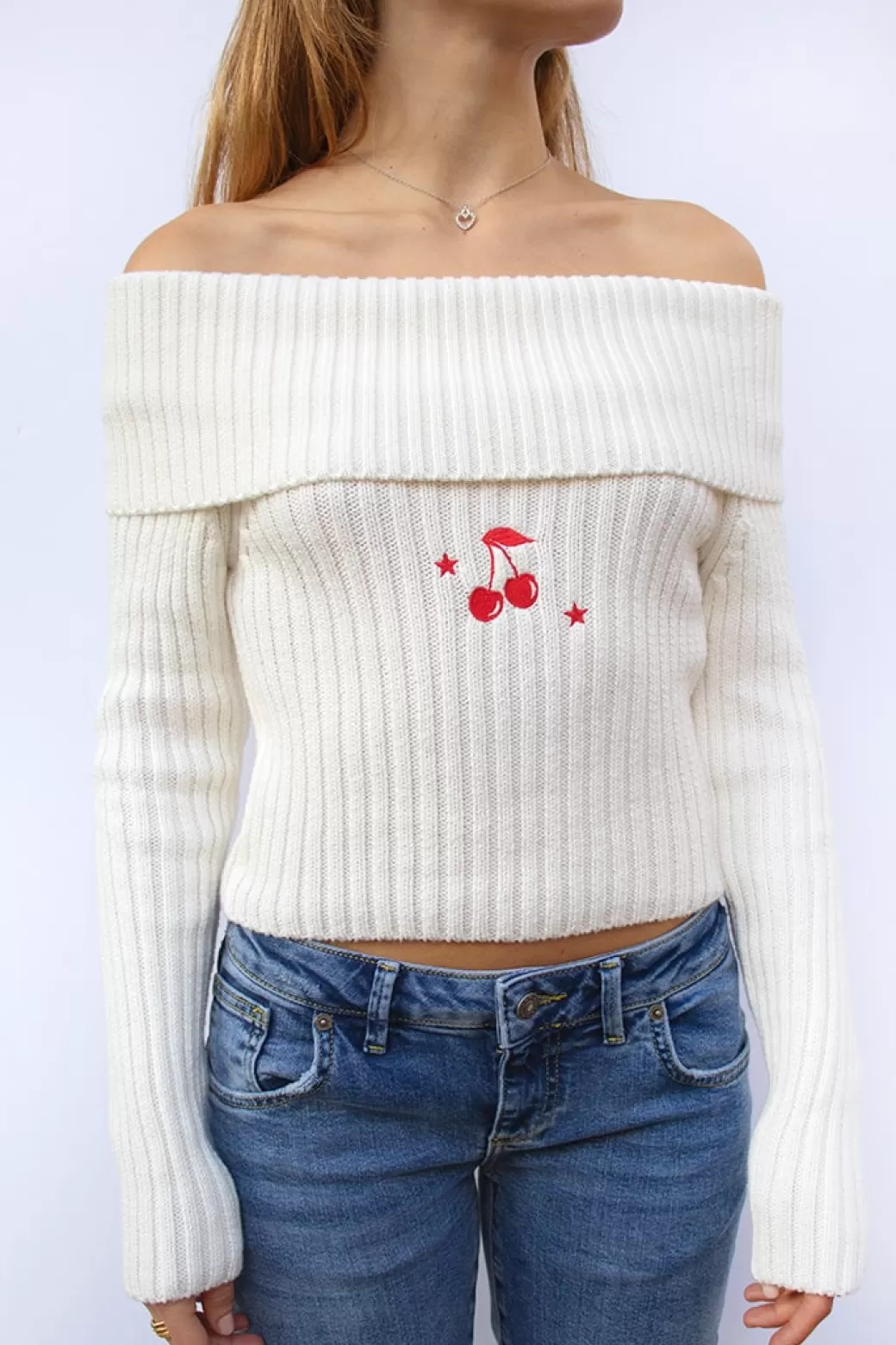 Subdued Off-shoulders Cherry sweater< Graphics | Jerséis