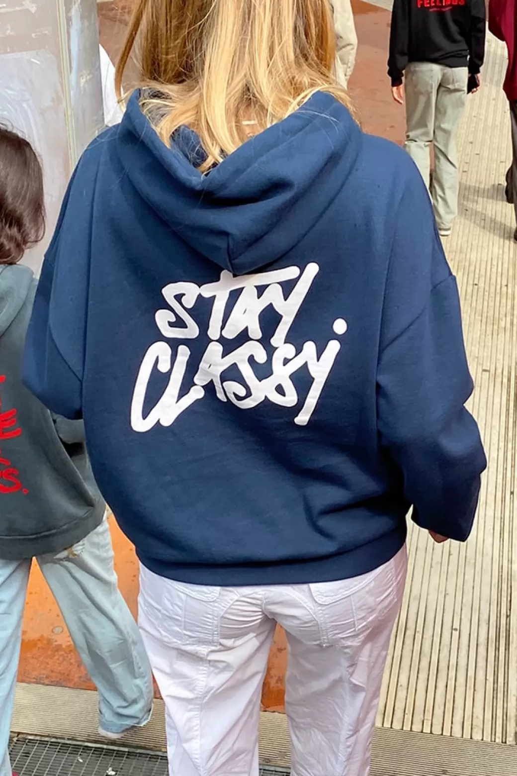 Subdued Sudadera Stay classy< Graphics | Sudaderas